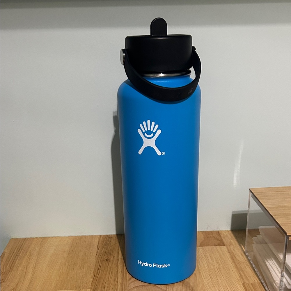 Hydro Flask Sky Blue Bottle with Black Lid
